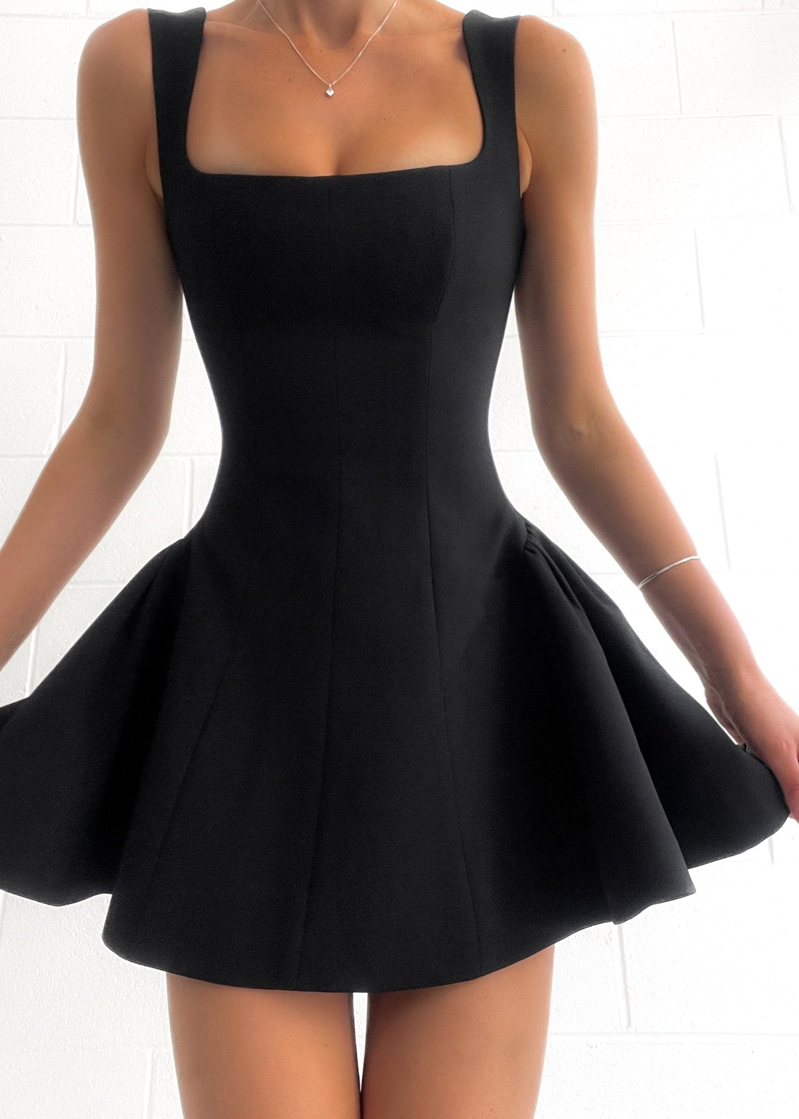 Elegantes Einfarbiges Mini-Kleid Mit Plissee Und Rüschen Für Frauen
