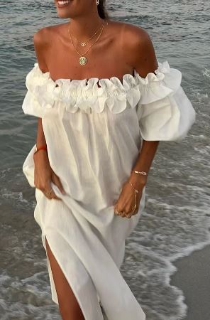 Briala | Schulterfreies Schlitzkleid mit Rüschen