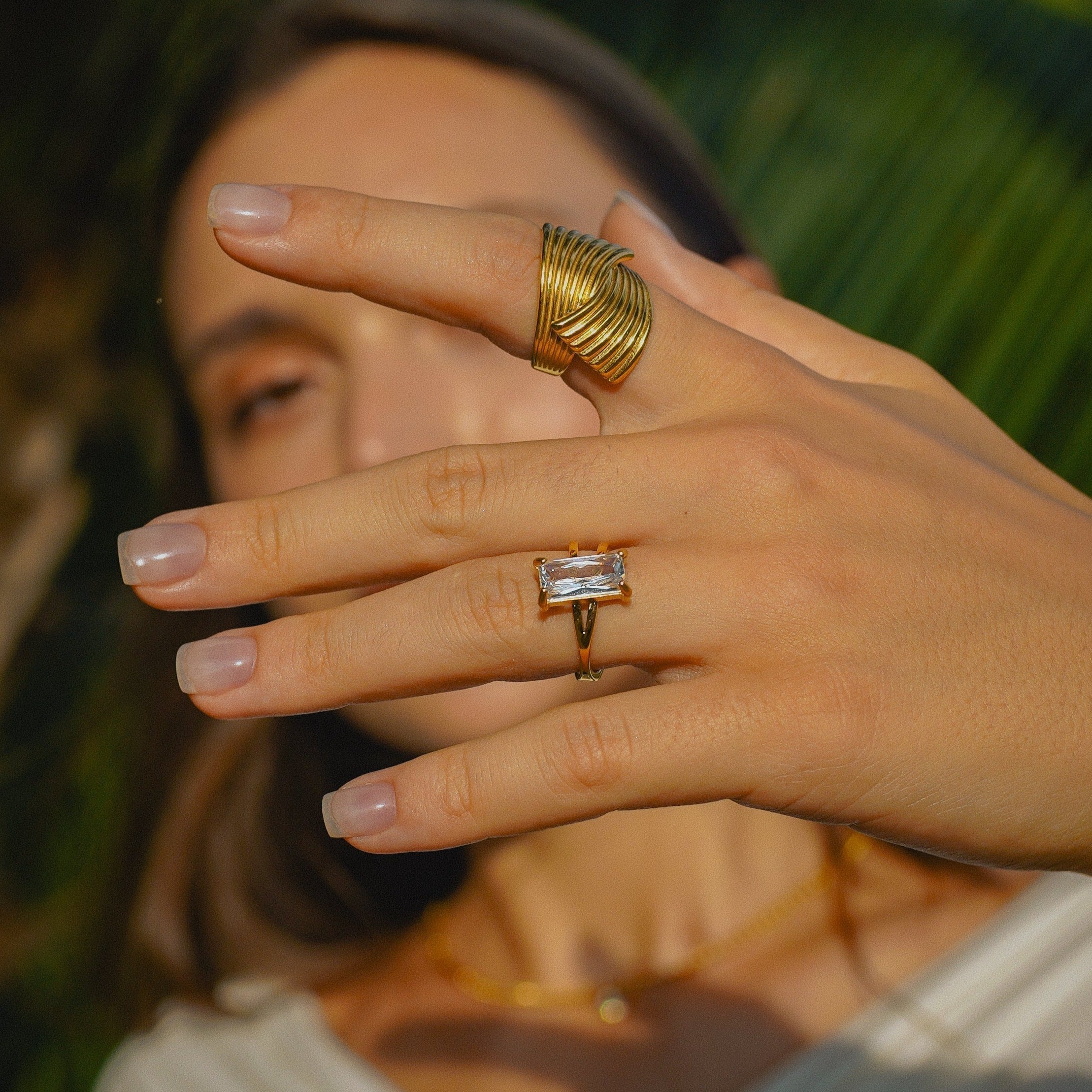 Goldener Ring mit Rechteckigem Kristall Für Frauen