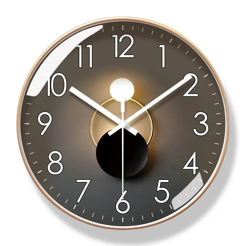 Designer-Wanduhr mit geräuschlosem Uhrwerk showing golden rim and circular pattern