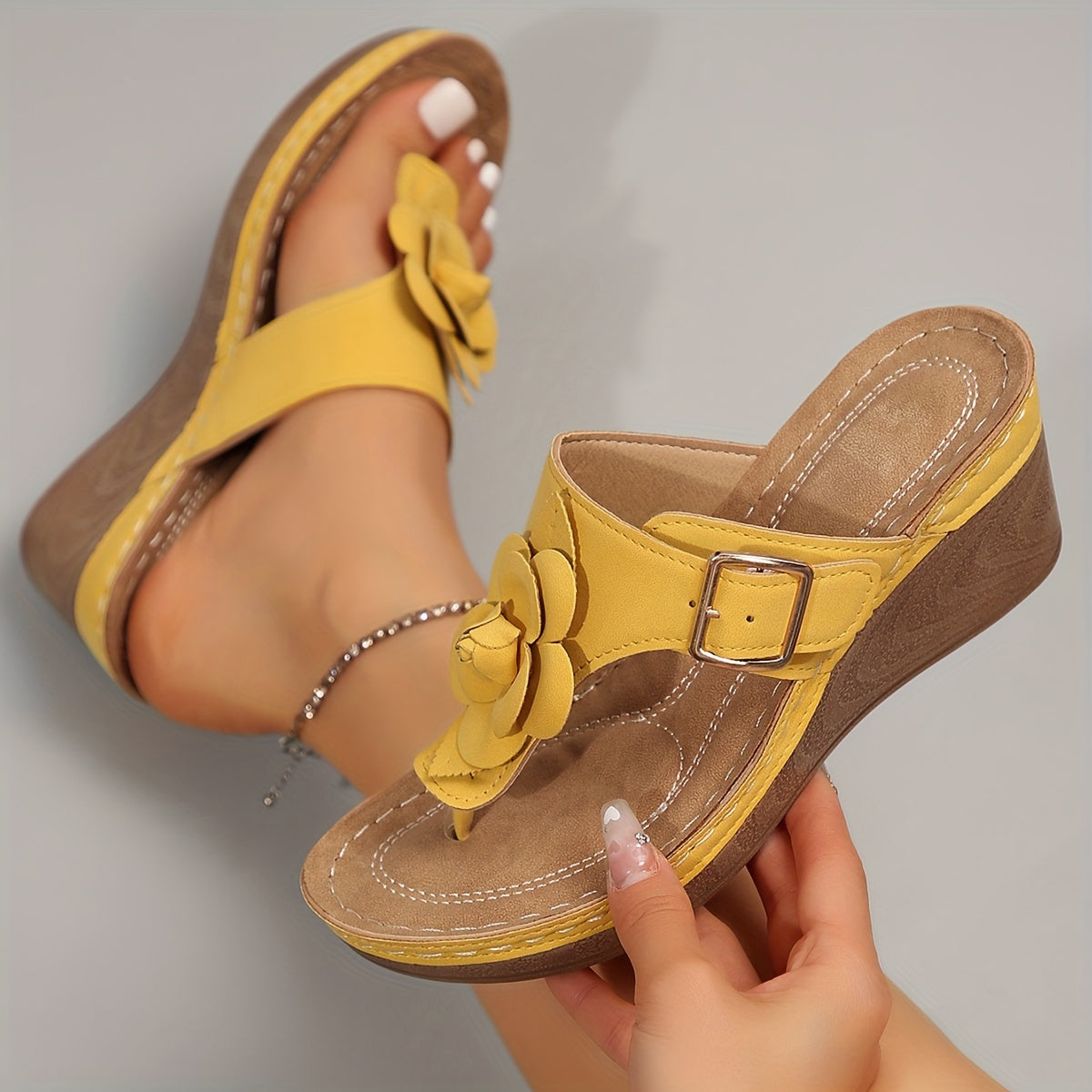 Joretta | Plateau-Sandalen mit Blumendetail