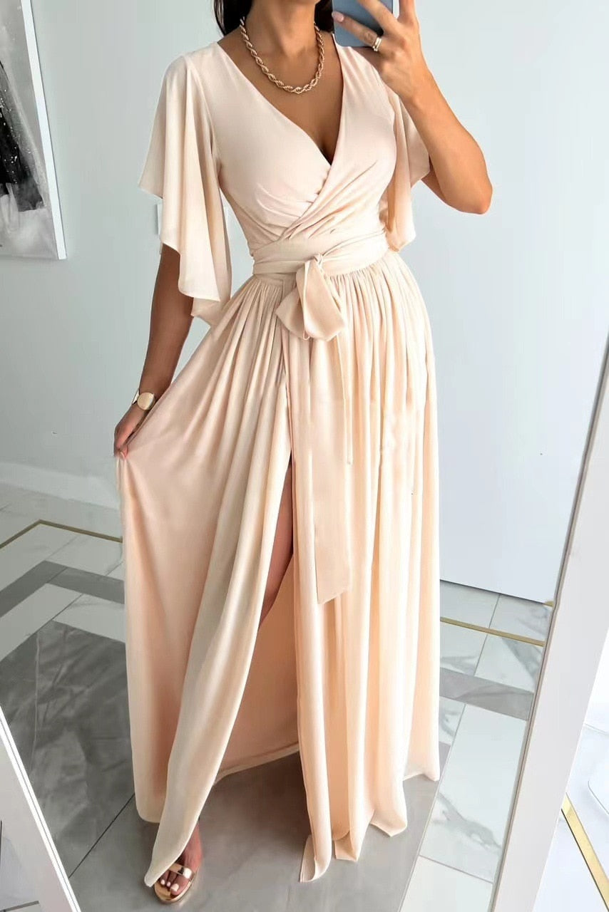 Elegantes Kleid mit Rüschen und Schlitz für Damen