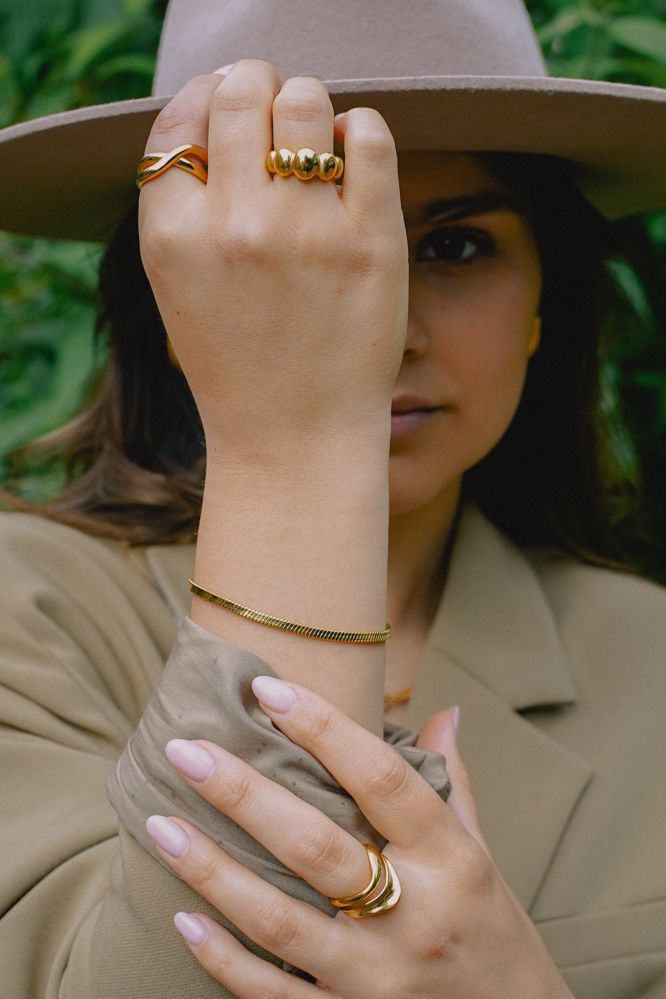 Elegantes Goldenes Fischgrätenarmband Für Frauen