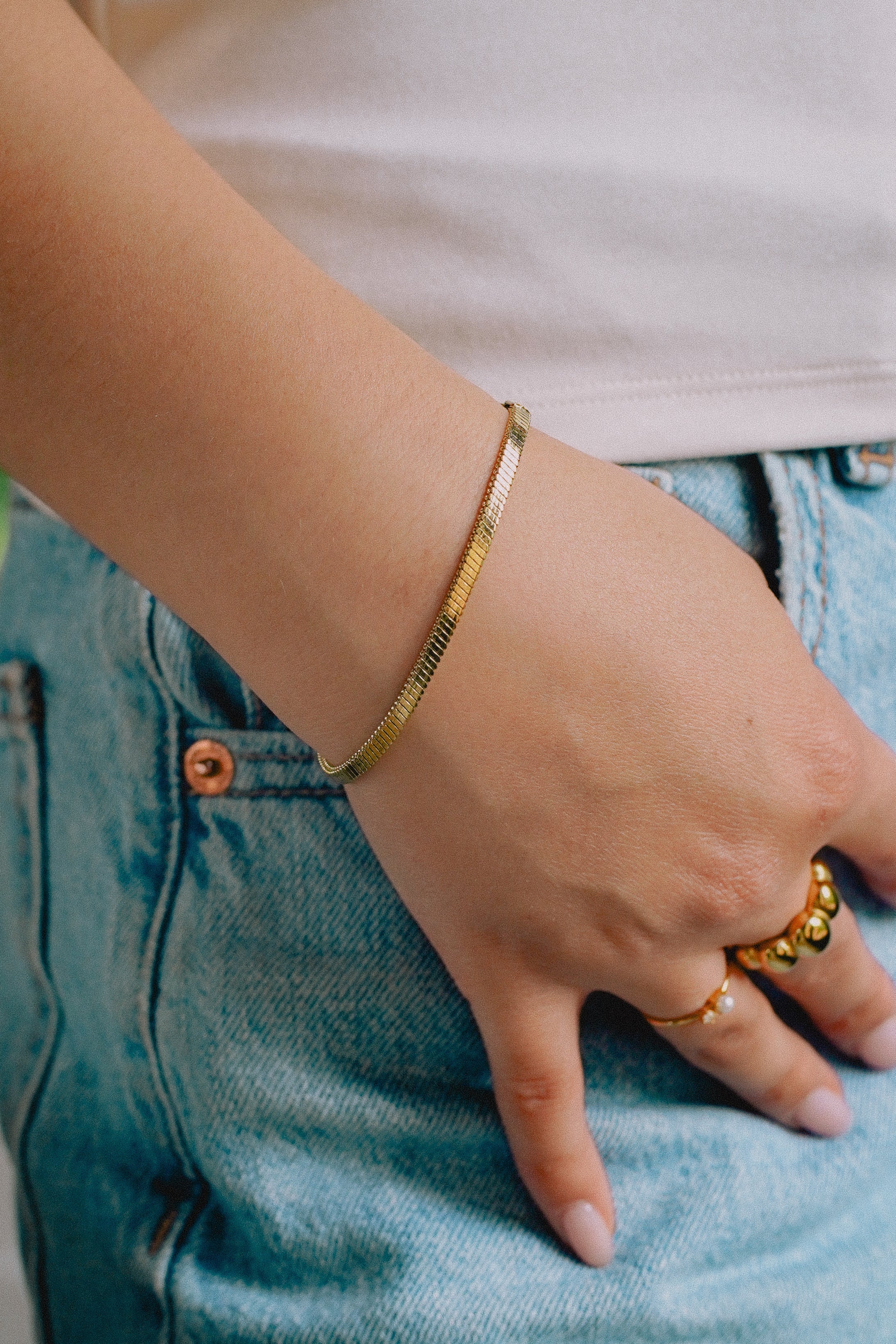 Elegantes Goldenes Fischgrätenarmband Für Frauen