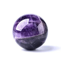 Einzelne handpolierte Amethystkugel mit natürlichen violetten und dunklen Bändern