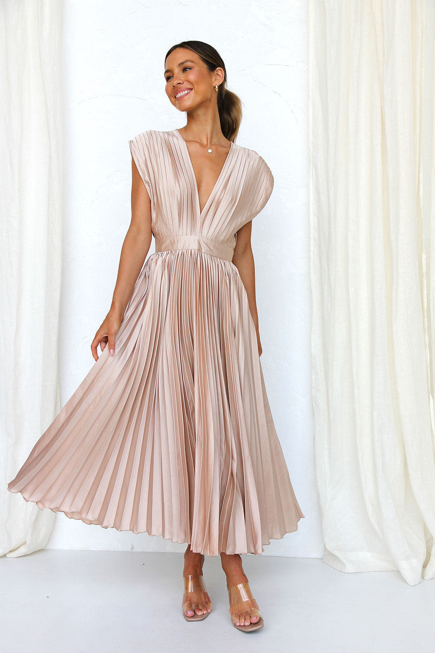Dorelith | Plissiertes Maxikleid mit V-Ausschnitt