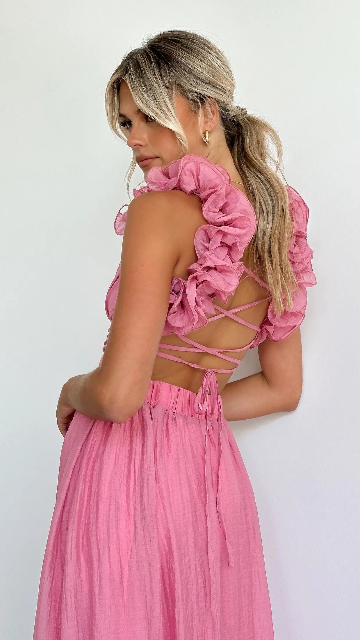 Elegantes Kleid mit tiefem V-Ausschnitt und schmeichelnder Silhouette für Frauen