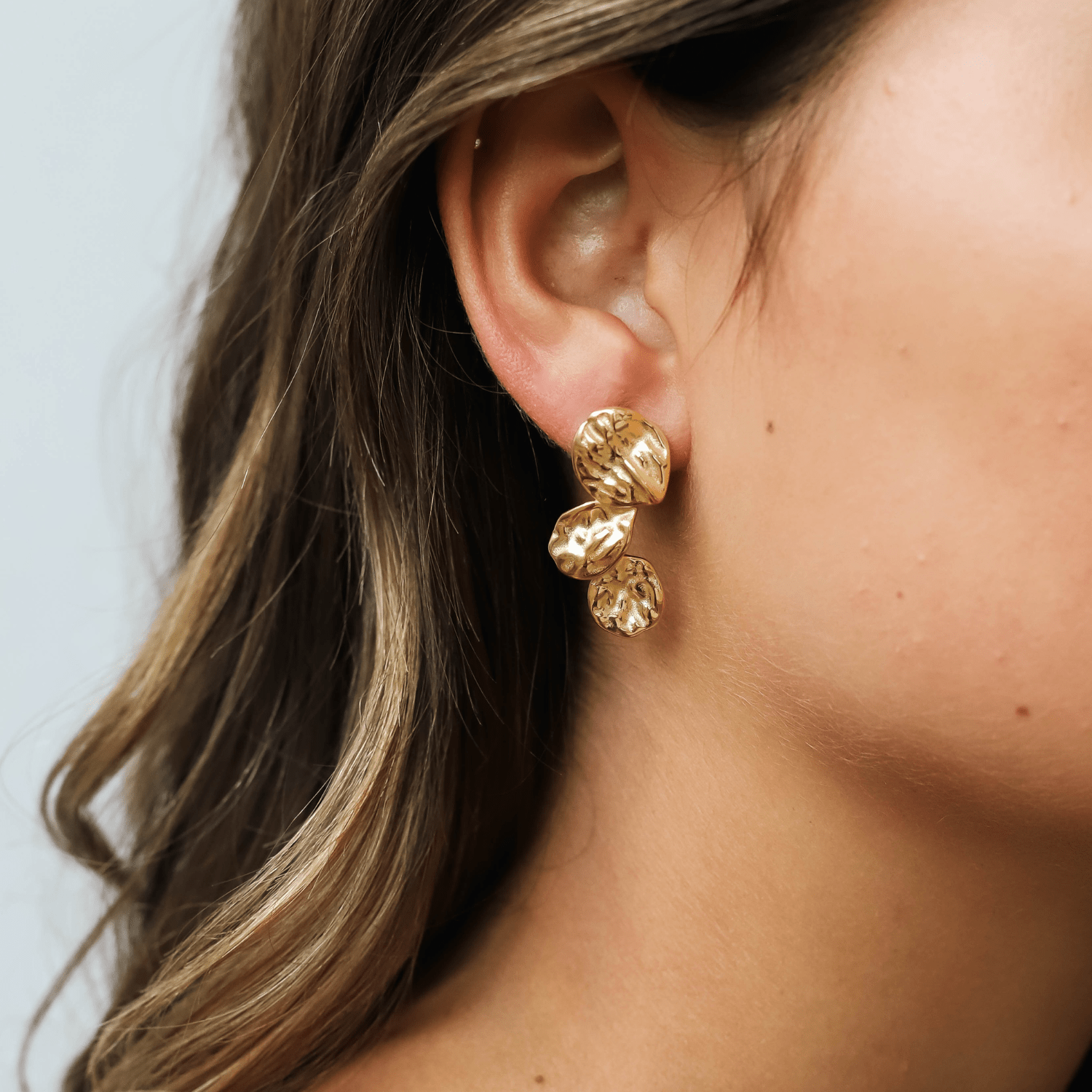 Skulptierte goldene Ohrringe mit modernem Charme für Damen