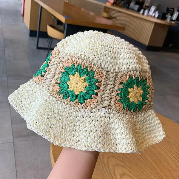 Strohhut mit Blumenakzenten und Sommerflair für Frauen