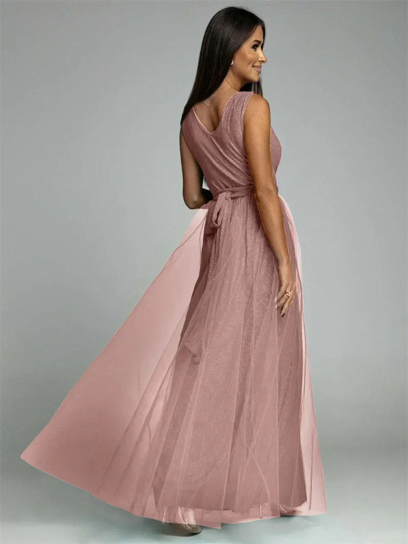 Kleid Mit V-Ausschnitt Und Zeitloser Silhouette Für Frauen