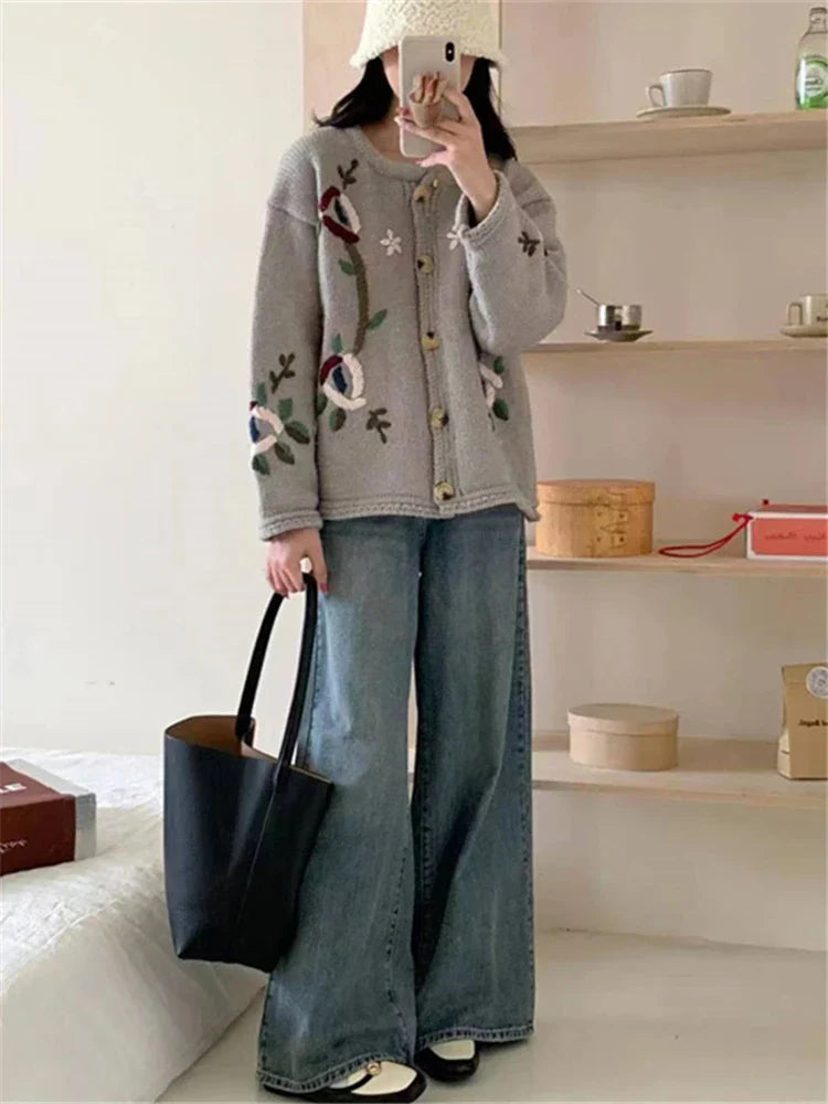 Schicke Bestickte Strickweste Für Mühelosen Stil Und Wärme Für Frauen