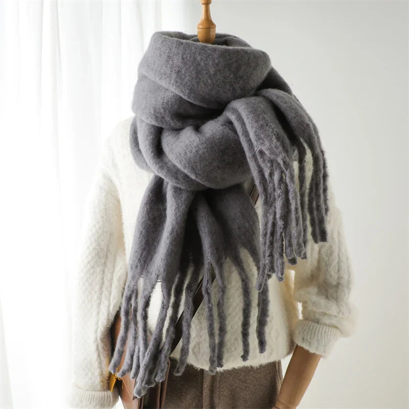Warmer Winterschal mit großen Quasten für Damen