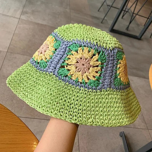 Strohhut mit Blumenakzenten und Sommerflair für Frauen
