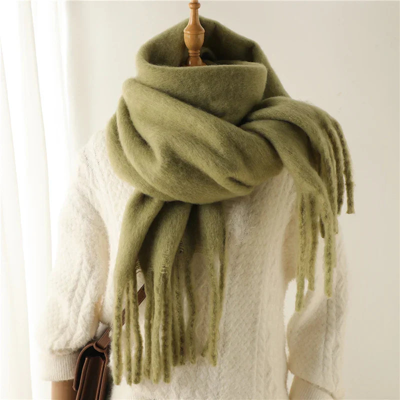 Warmer Winterschal mit großen Quasten für Damen