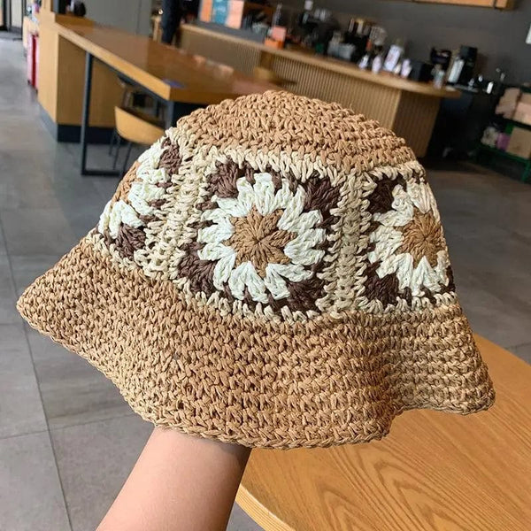 Strohhut mit Blumenakzenten und Sommerflair für Frauen