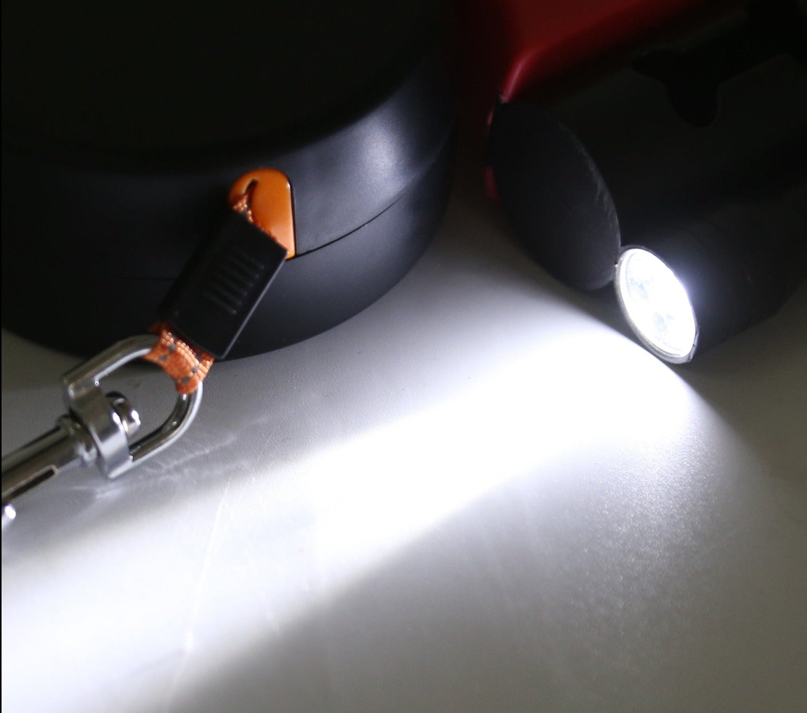 Doppelte Einzieh-Hundeleine mit LED-Taschenlampe – Zwei Hunde gleichzeitig führen product image 7