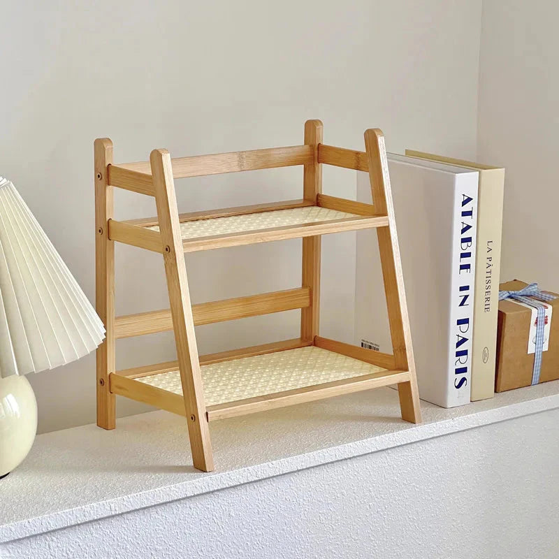 2-stöckiges Bambus-Regal leer auf Schreibtisch neben Büchern und Lampe
