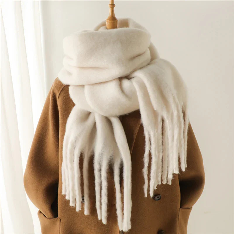 Warmer Winterschal mit großen Quasten für Damen