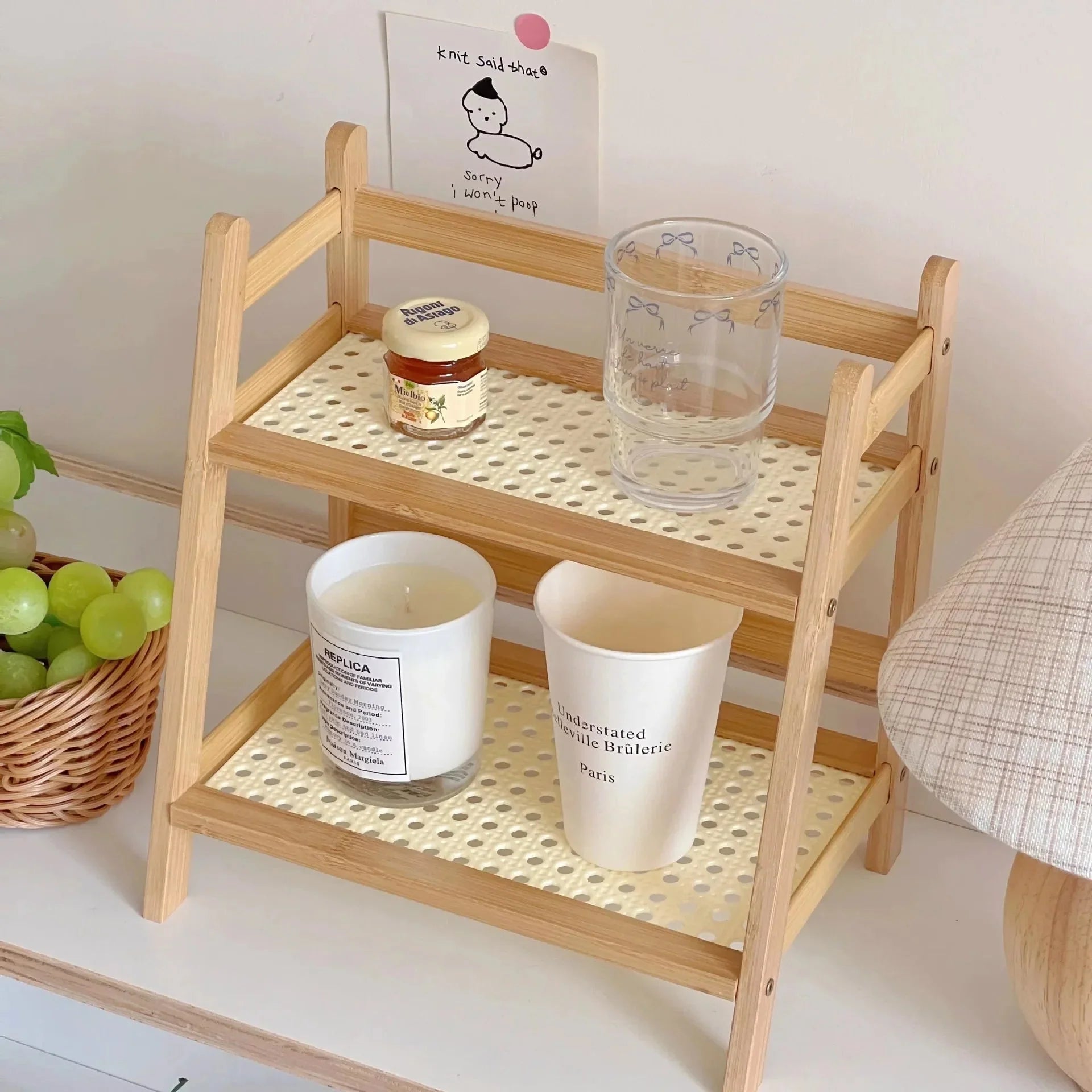 Bambus Schreibtisch-Organiser mit Glas, Kerzen und Notizzettel auf Regalen