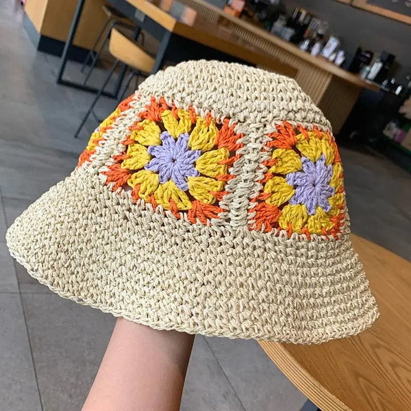 Strohhut mit Blumenakzenten und Sommerflair für Frauen