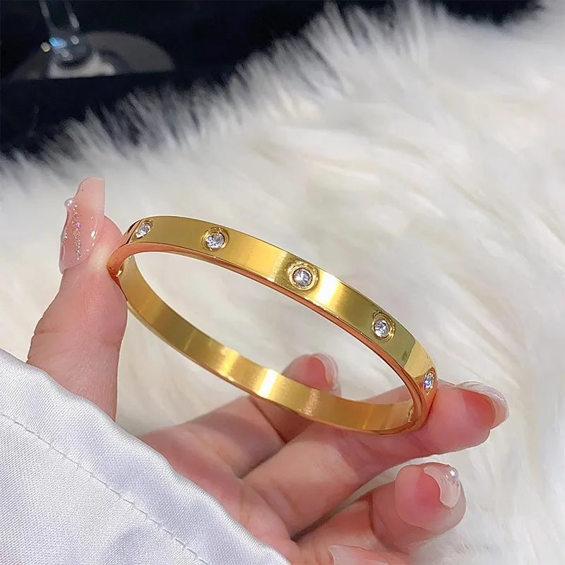 Breites vergoldetes Titanarmband mit zehn Diamanten Für Damen