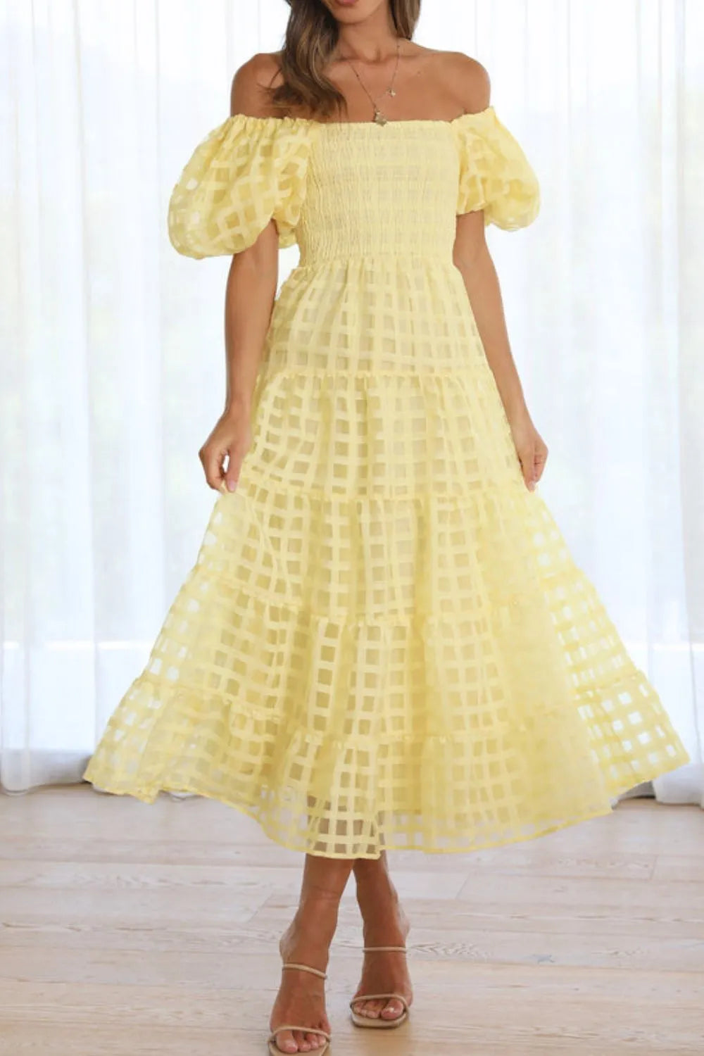 Elsyn | Schulterfreies Midikleid mit Puffärmeln