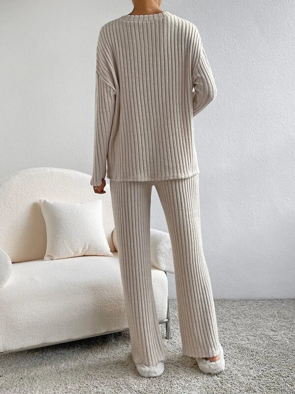 Gemütliches Strickset Mit Hose Und Pullover Für Winterkomfort Für Frauen