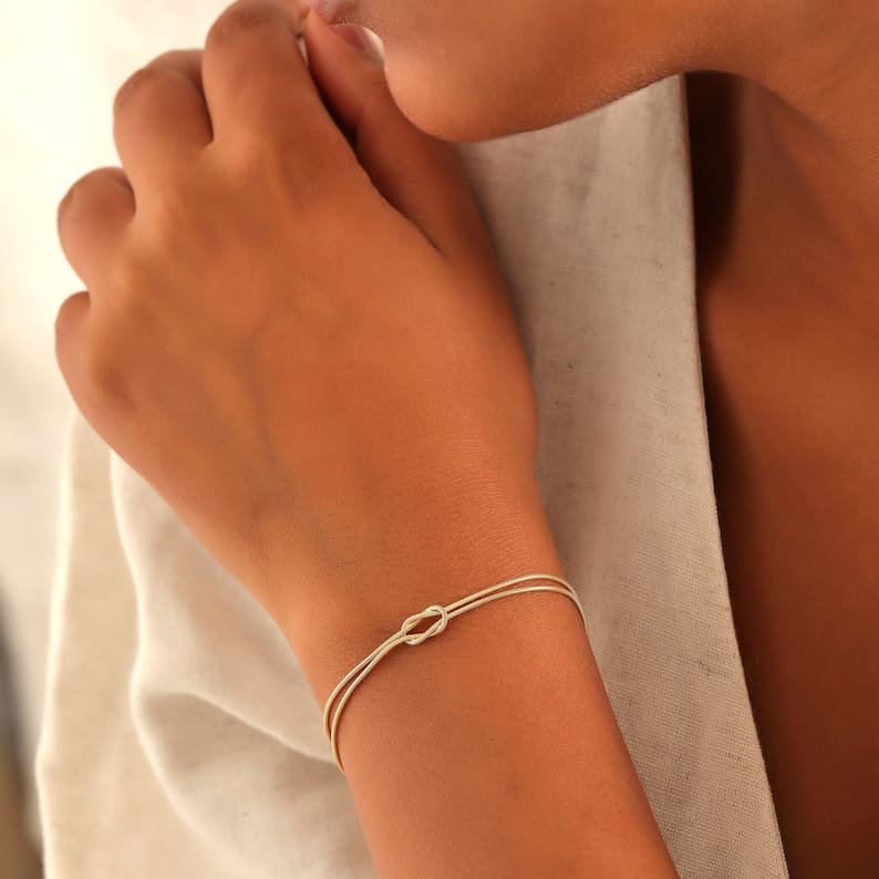 Liebesknoten Armband mit elegantem Charme für Damen