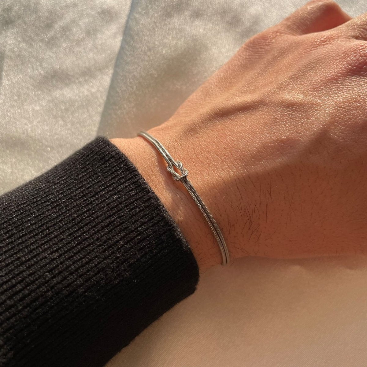 Liebesknoten Armband mit elegantem Charme für Damen