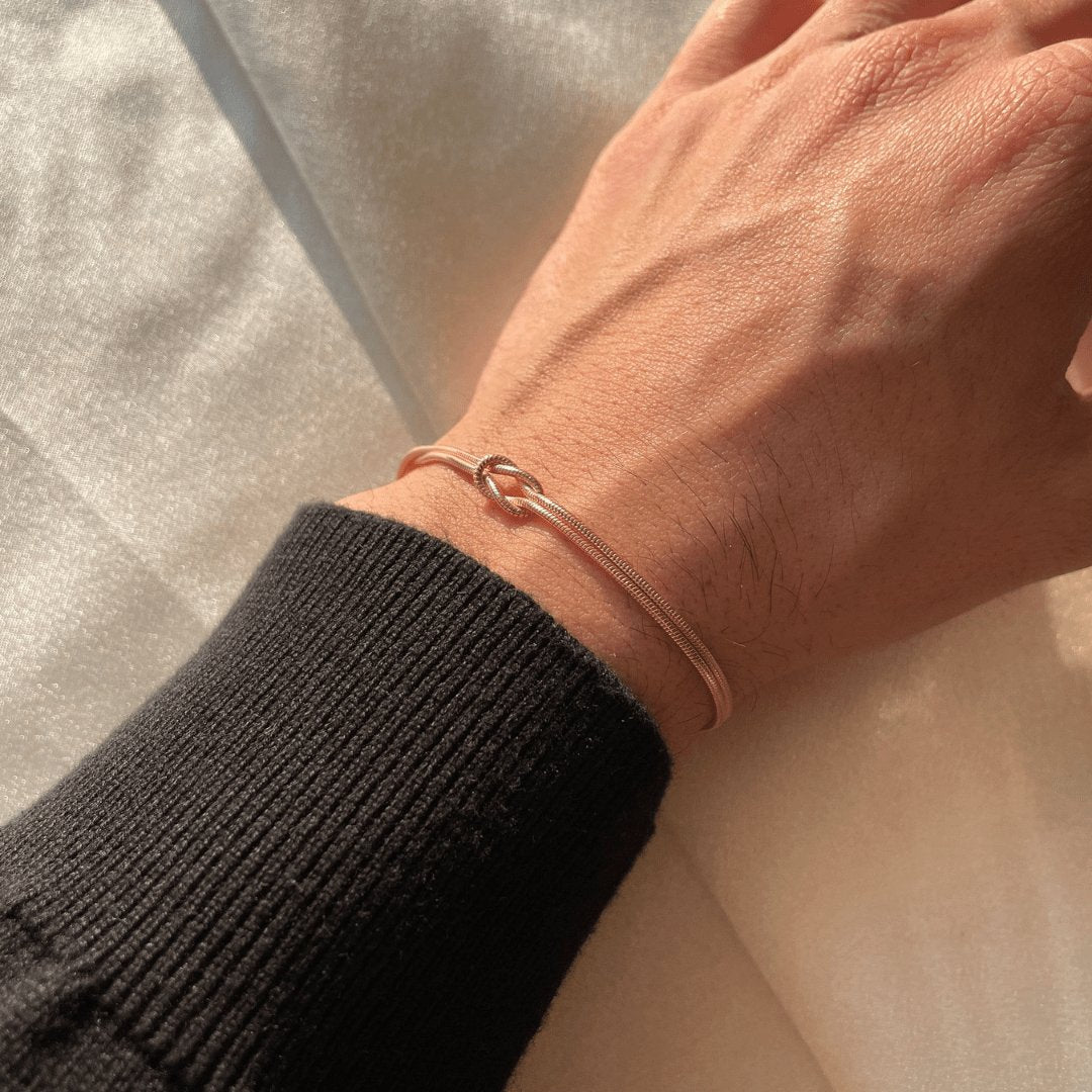 Liebesknoten Armband mit elegantem Charme für Damen