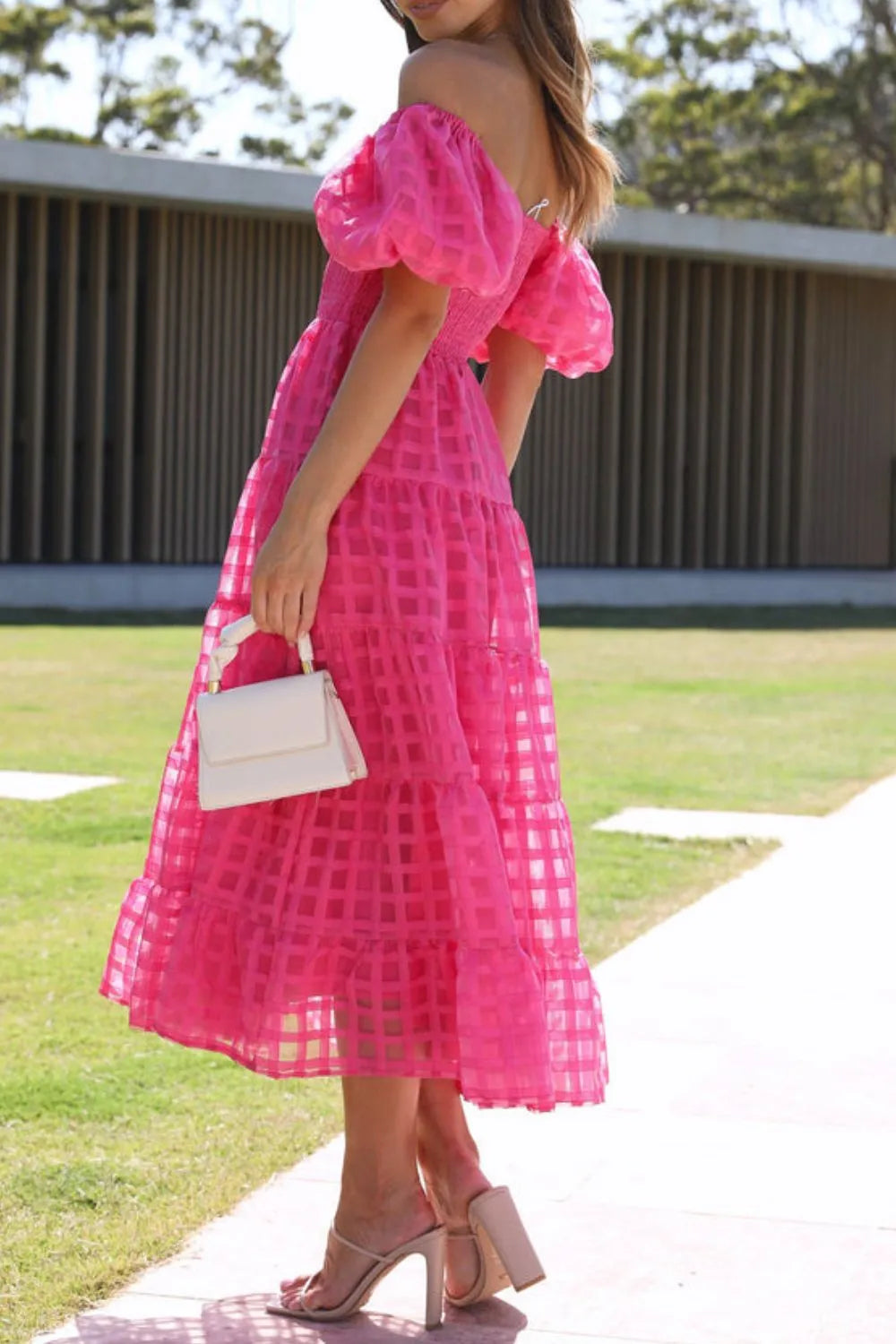 Elsyn | Schulterfreies Midikleid mit Puffärmeln
