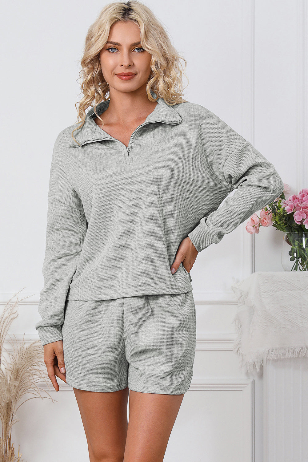 Graues Geripptes Zip-Up-Und-Shorts-Set Für Frauen