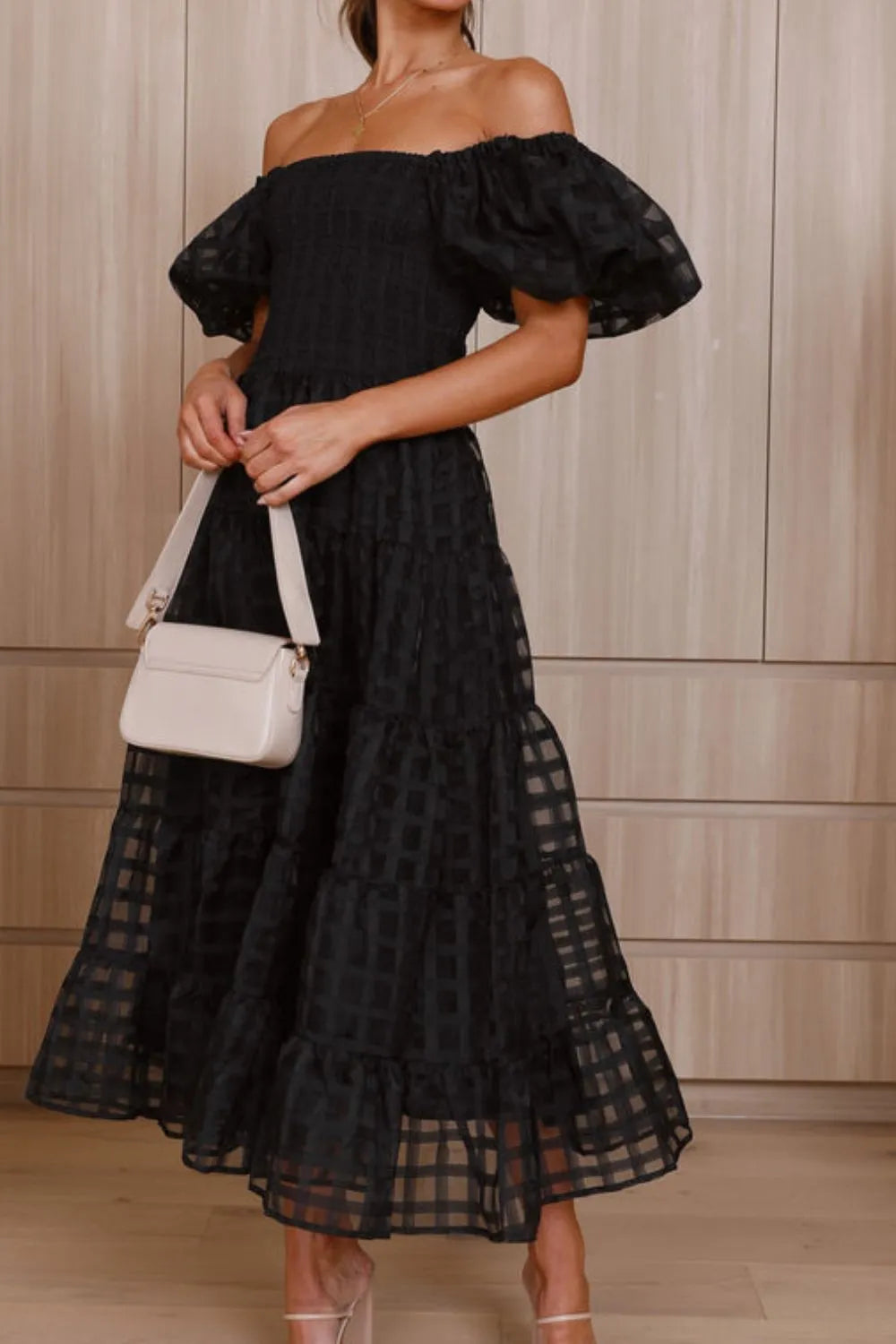 Elsyn | Schulterfreies Midikleid mit Puffärmeln