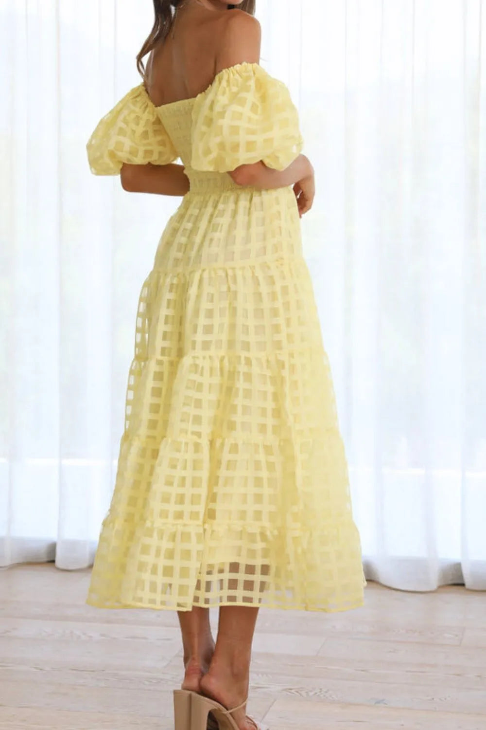 Elsyn | Schulterfreies Midikleid mit Puffärmeln