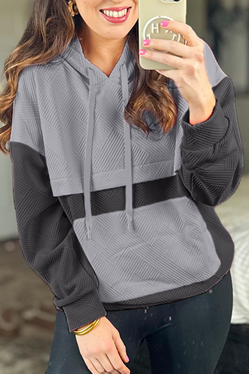 Grauer Hoodie Mit Textur Und Kängurutasche Für Frauen