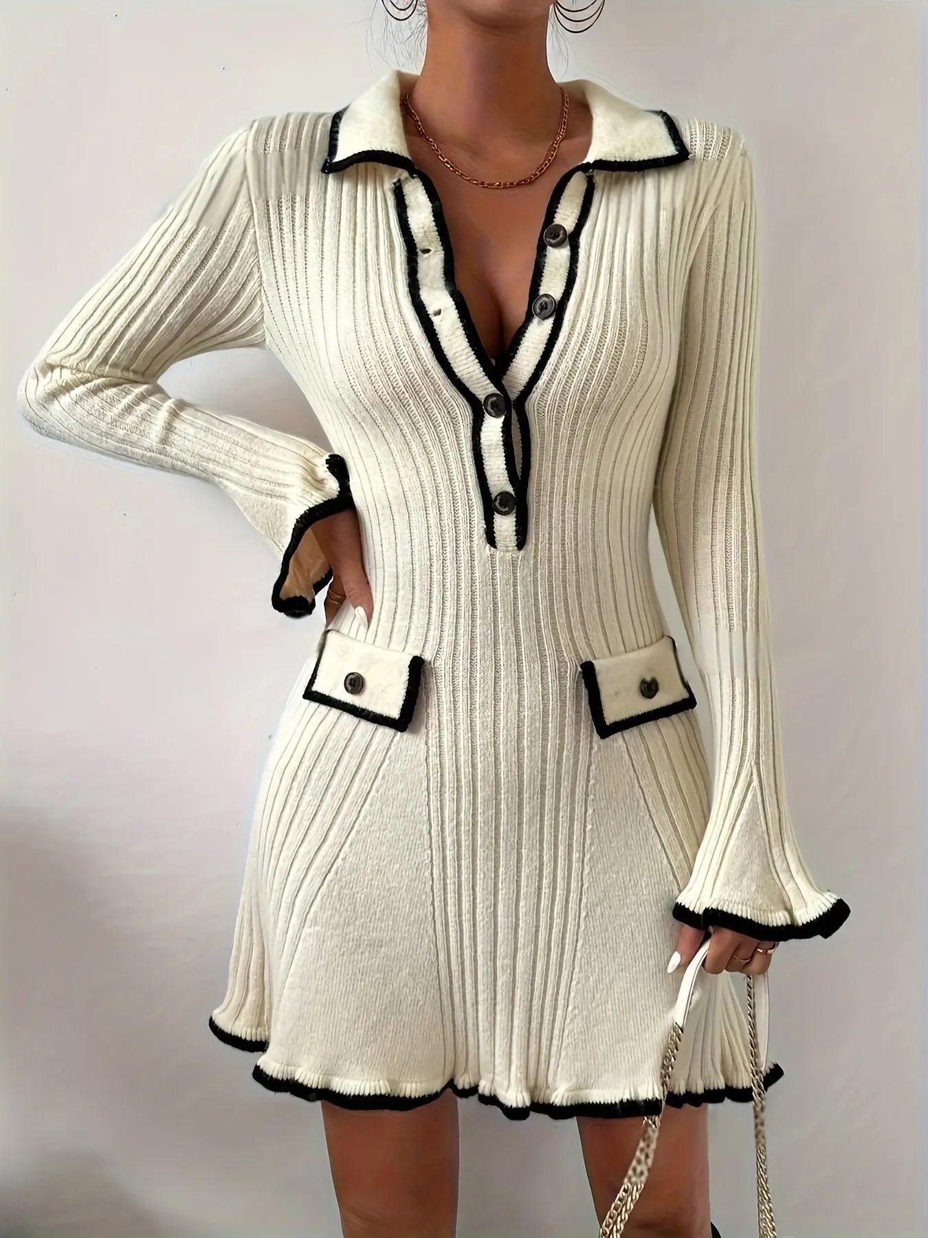Strickkleid mit Rüschen und Kontrastkanten für Damen