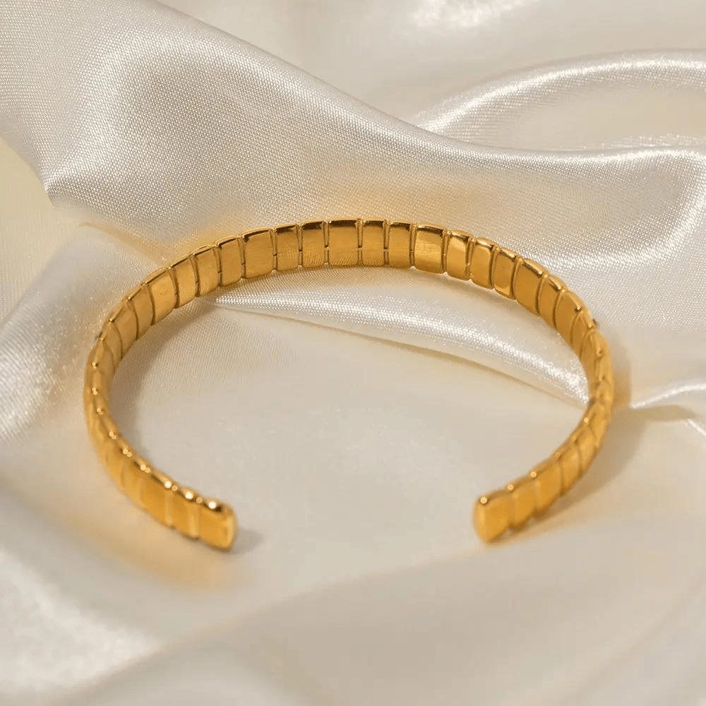 Elegantes Gold und Steinarmband mit edlem Charme für Damen