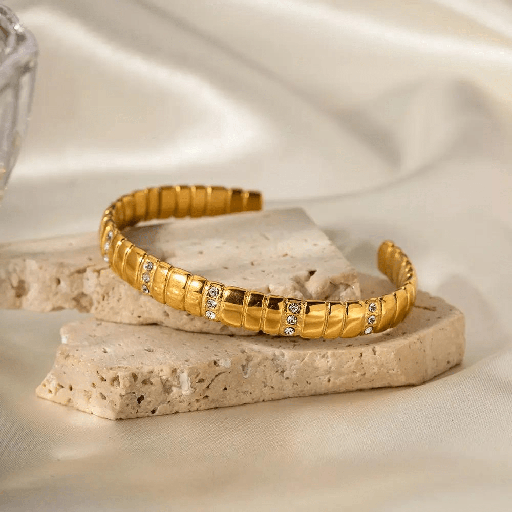Elegantes Gold und Steinarmband mit edlem Charme für Damen