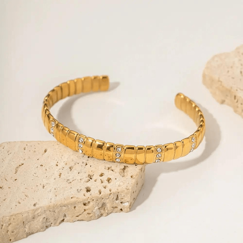 Elegantes Gold und Steinarmband mit edlem Charme für Damen