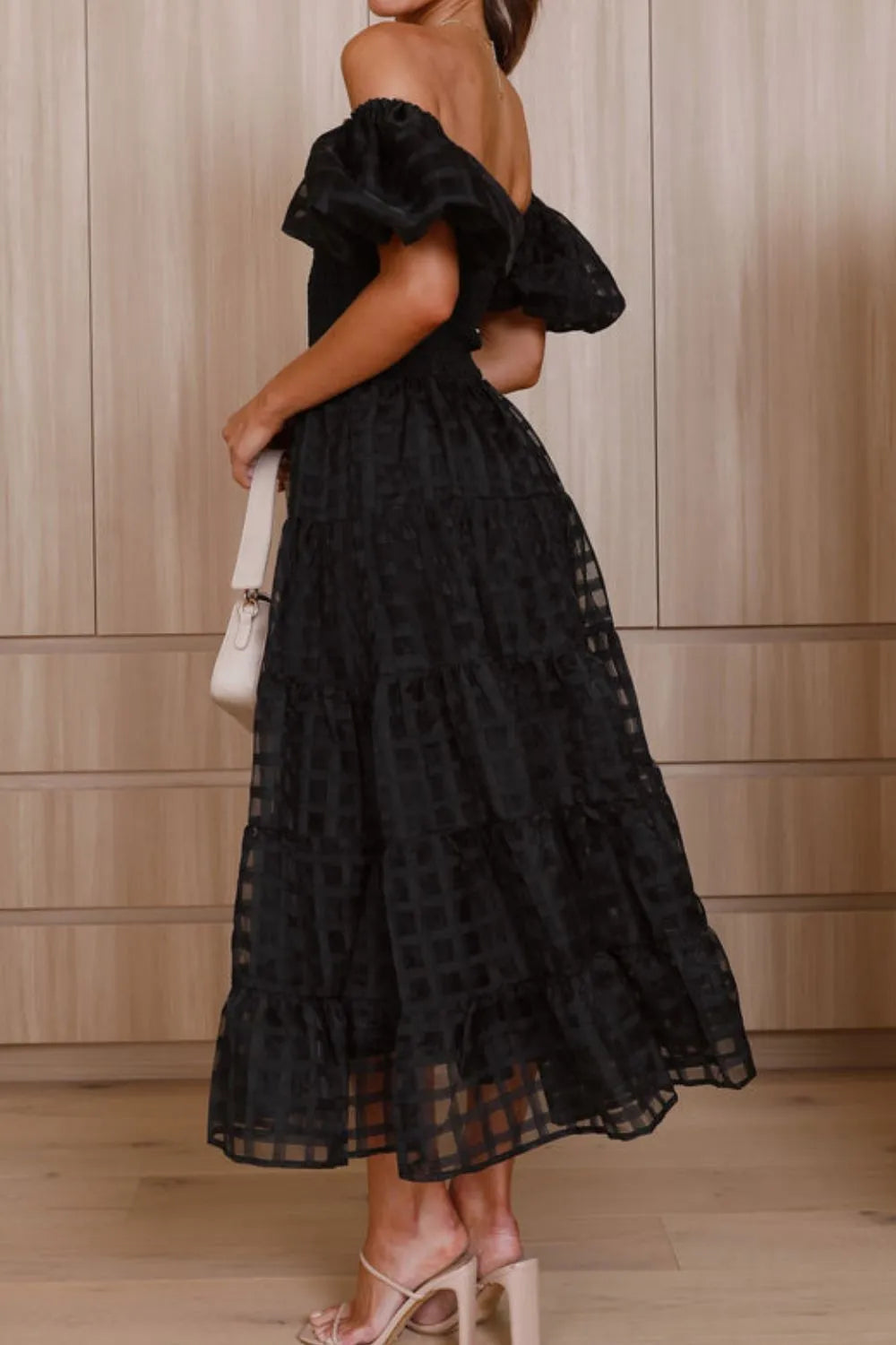 Elsyn | Schulterfreies Midikleid mit Puffärmeln
