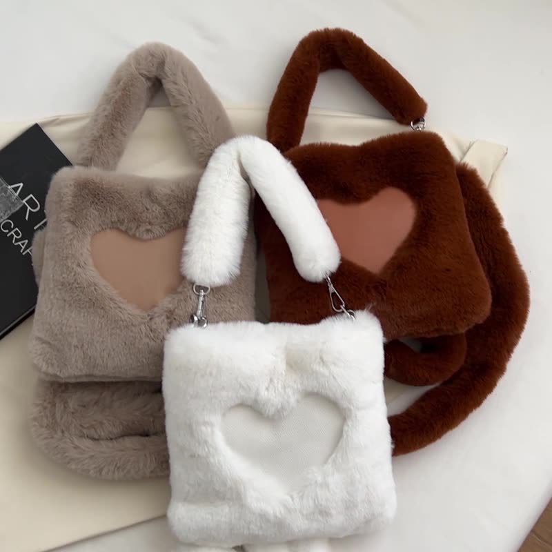 Gemütliche Eleganz in Einer Winterlichen Schultertasche mit Plüsch