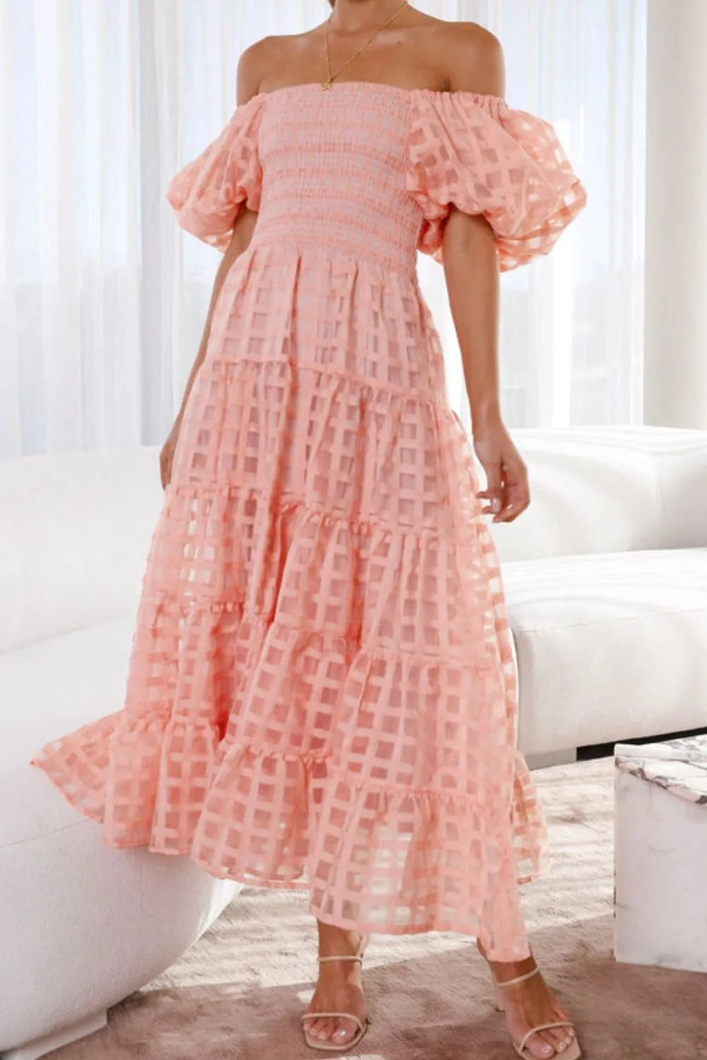 Elsyn | Schulterfreies Midikleid mit Puffärmeln
