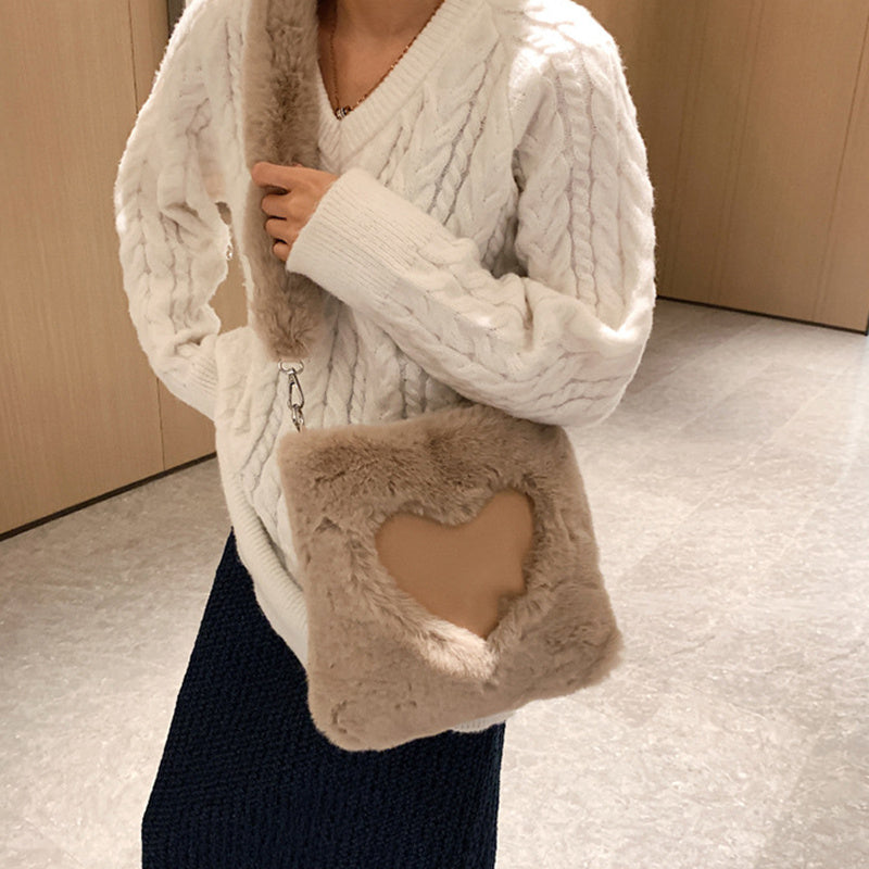 Gemütliche Eleganz in Einer Winterlichen Schultertasche mit Plüsch