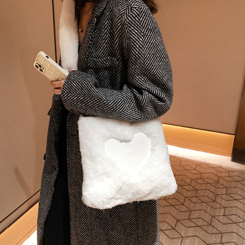 Gemütliche Eleganz in Einer Winterlichen Schultertasche mit Plüsch