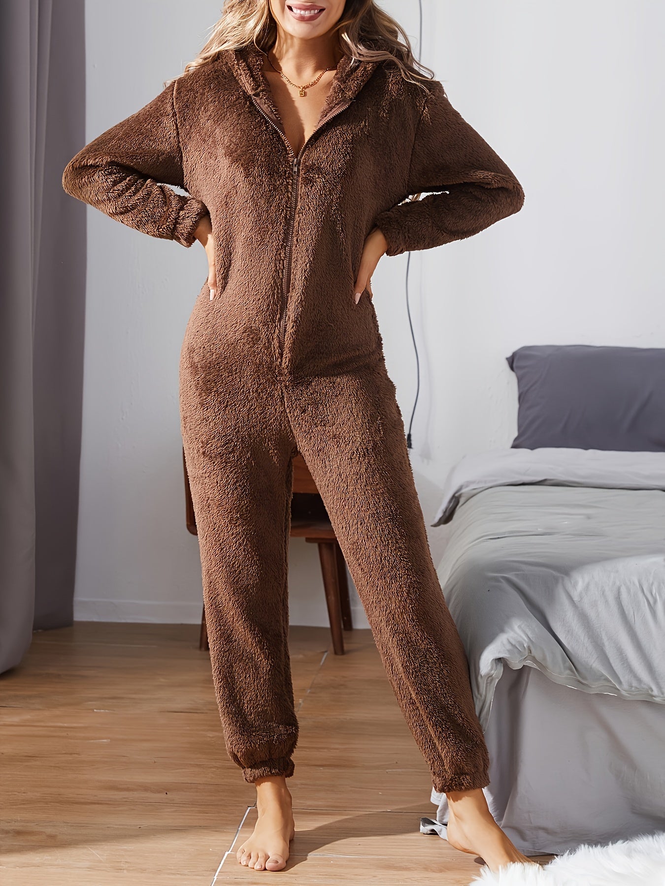 Gemütlicher Brauner Kapuzenoverall Für Lässigen Winterkomfort Für Frauen