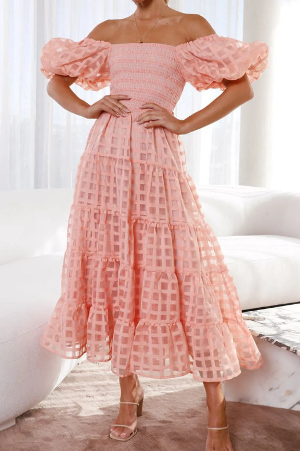 Elsyn | Schulterfreies Midikleid mit Puffärmeln