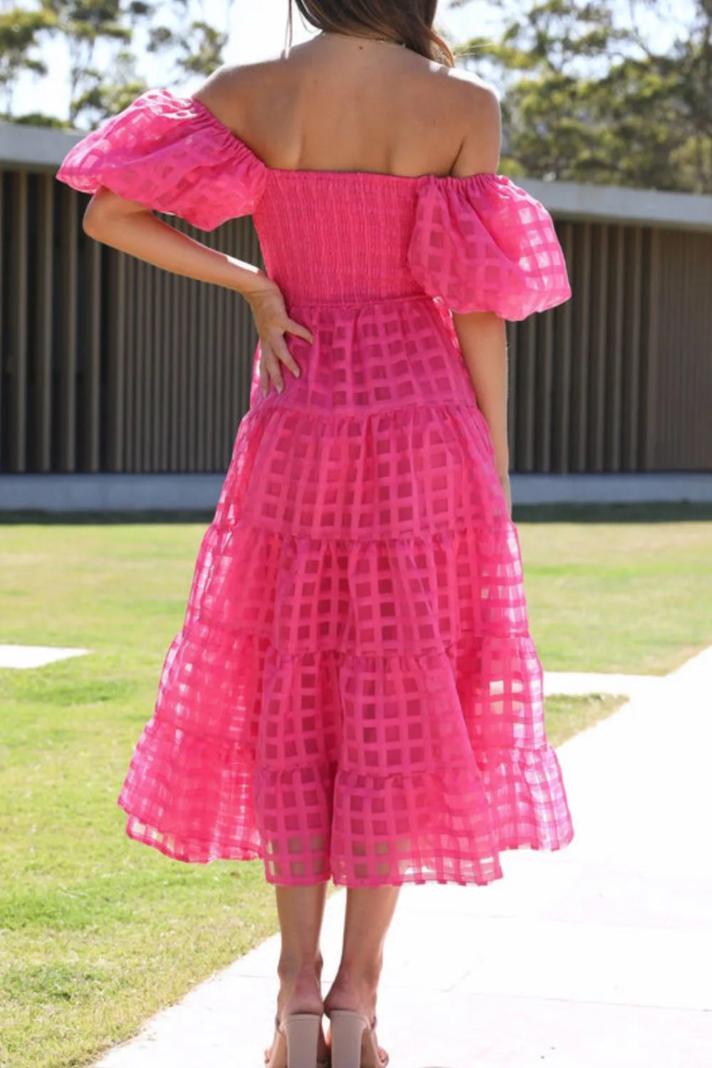 Elsyn | Schulterfreies Midikleid mit Puffärmeln