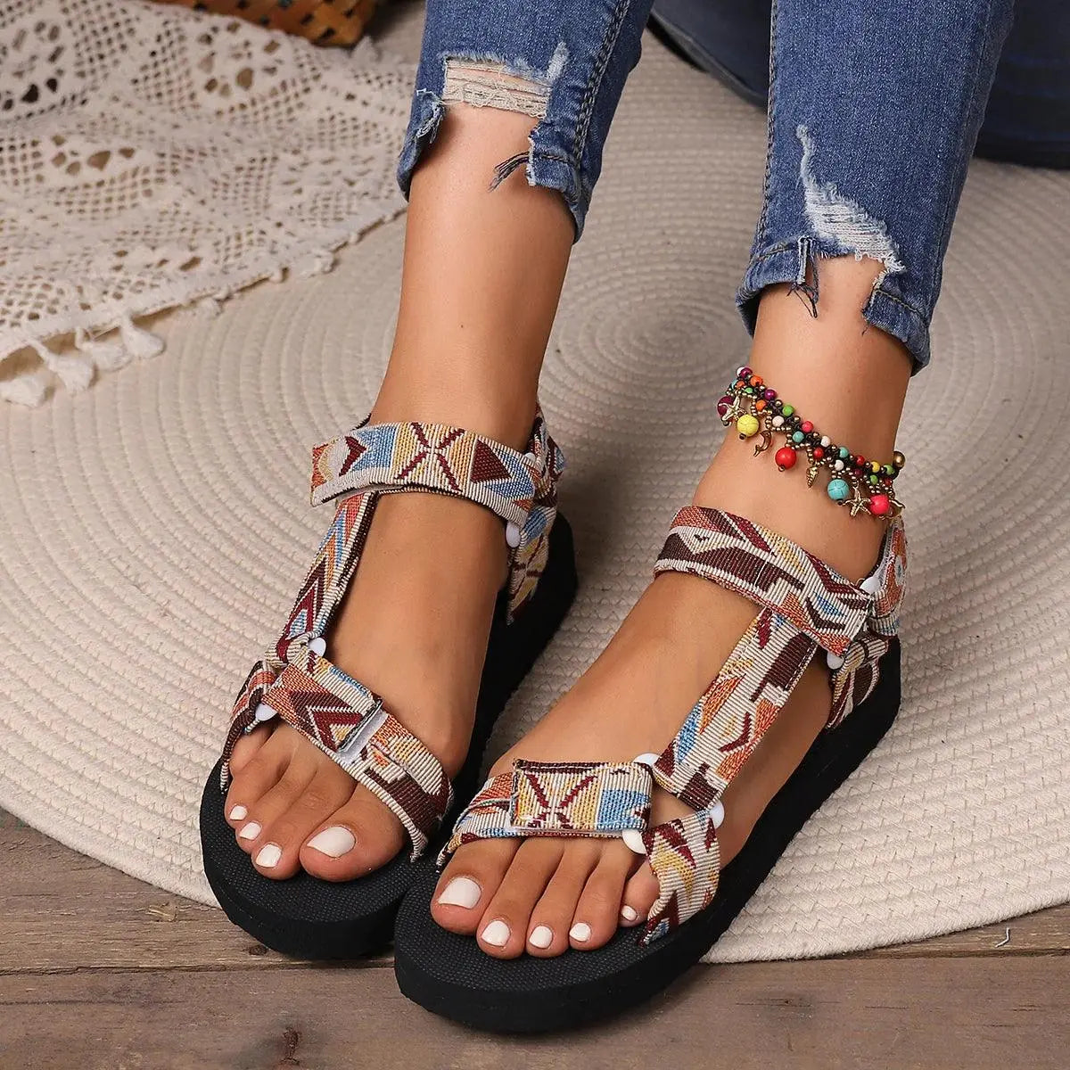 Sandalen mit bedruckten Riemen für Frauen