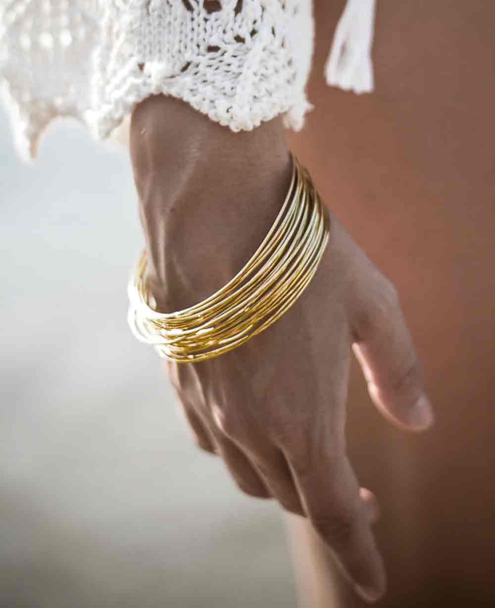 Goldfarbenes Armband mit strukturierter Oberfläche für Damen