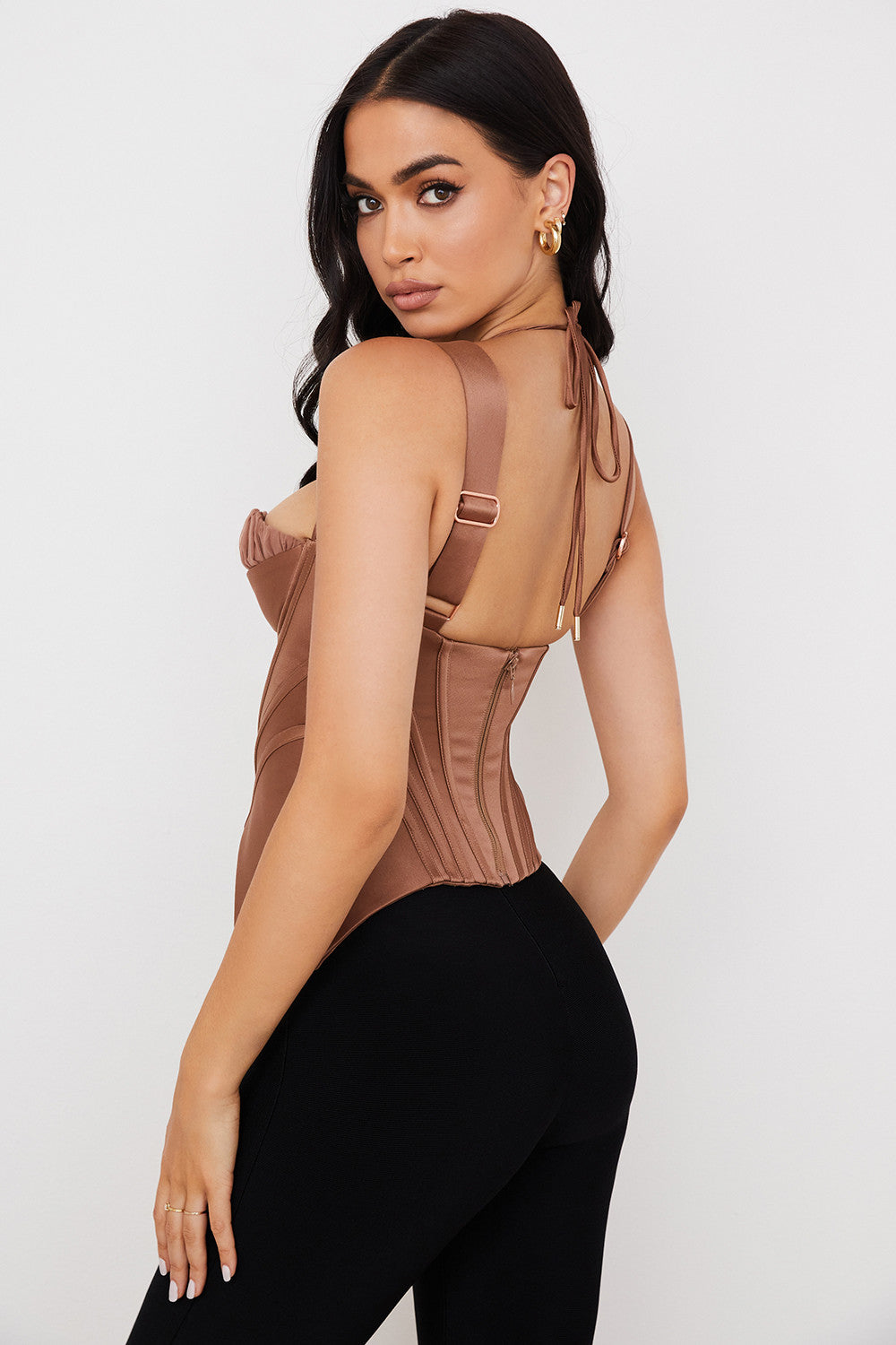 Toffeefarbenes Satin Peplum Korsett mit skulpturaler Eleganz für Frauen